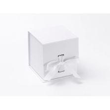 Pudełko ozdobne z logo białe mały sześcian 10cm x 10cm x 10cm z wstążką