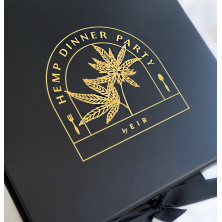 Pudełko ozdobne z logo czarne XL 30cm x 30cm x 9cm z wstążką