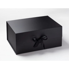 Pudełko ozdobne z logo czarne MAX XL 45cm x 33cm x 20cm z wstążką