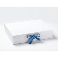 Pudełko ozdobne z logo białe A3 niskie 45cm x 33cm x 10cm z wstążką