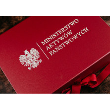 Pudełko ozdobne z logo czerwone małe 11cm x 11,5cm x 5cm z wstążką