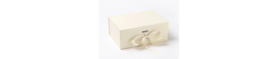Luksusowe magnetyczne pudełka upominkowe w kolorze ecru matowym.