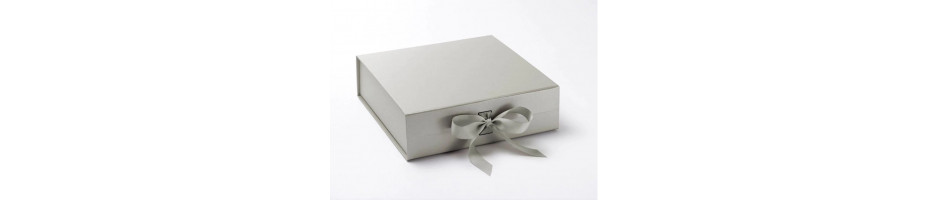 Luksusowe magnetyczne pudełka upominkowe w kolorze srebrnym matowym z perłowym wykończeniem.