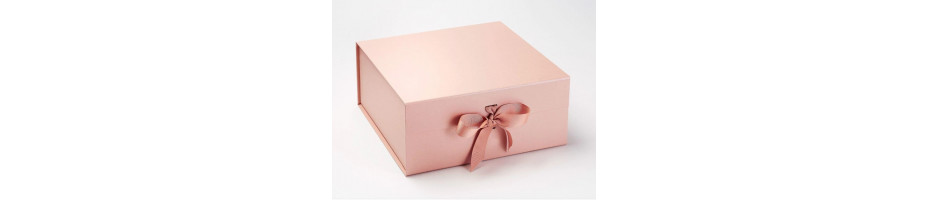 Luksusowe magnetyczne pudełko upominkowe w kolorze różowego złota " rosegold " matowe wykończone perłowym połyskiem.